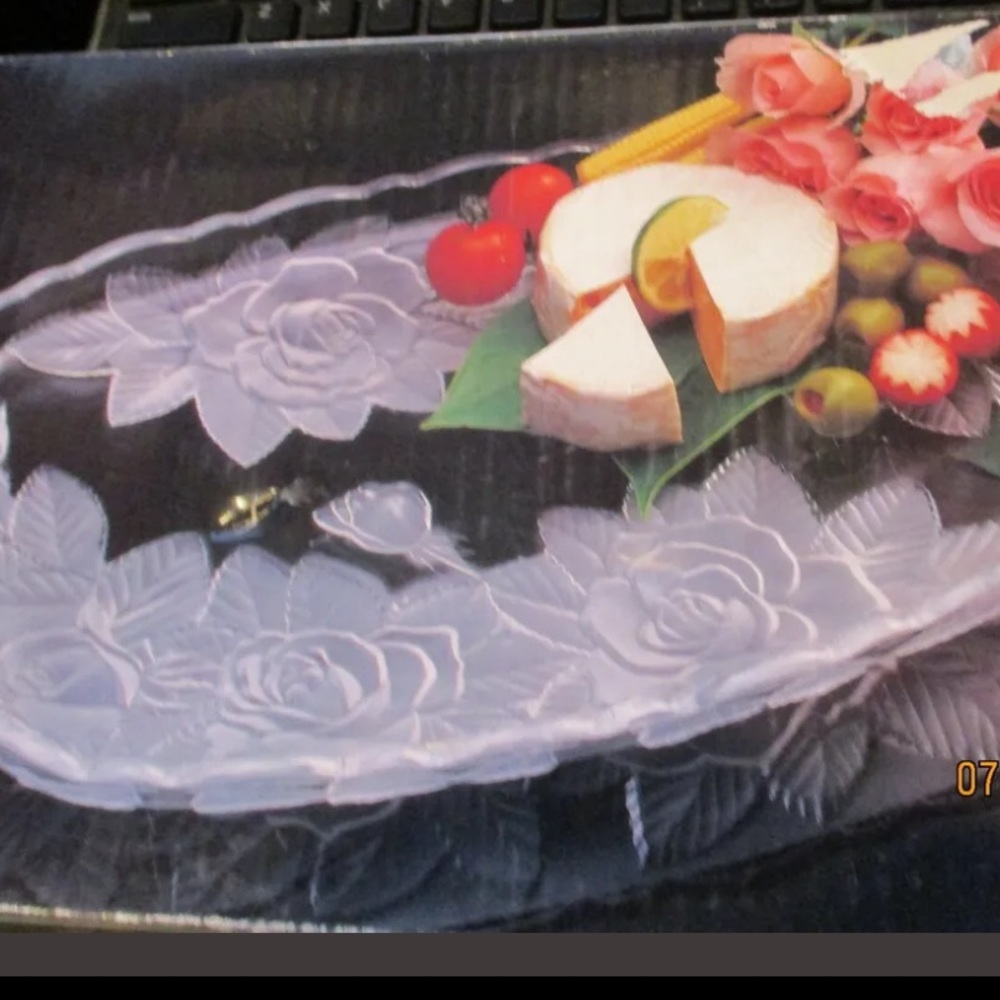 Vntg Studio Nova Winter Rose
Hors D'Oeuvre Oblong Serving Plate
